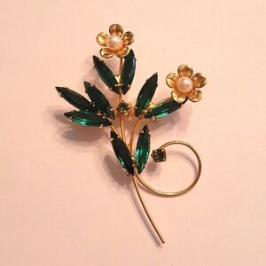 Vintage Gold Tone Emerald Green Rhinestone Pearl Flower Spray Brooch Pin